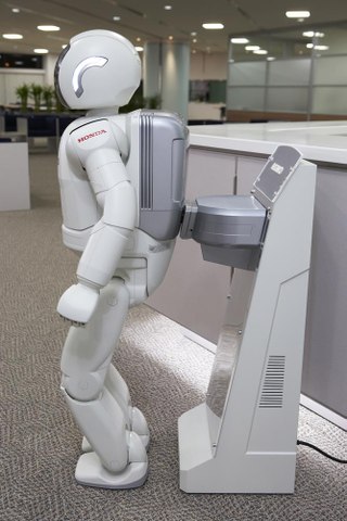 Illustration for article titled Smarter Honda ASIMO Can Self-Charge, Avoid People, Work In Groups